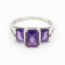 9ct white gold amethyst three stone ring with split shank (2.8g) Size O