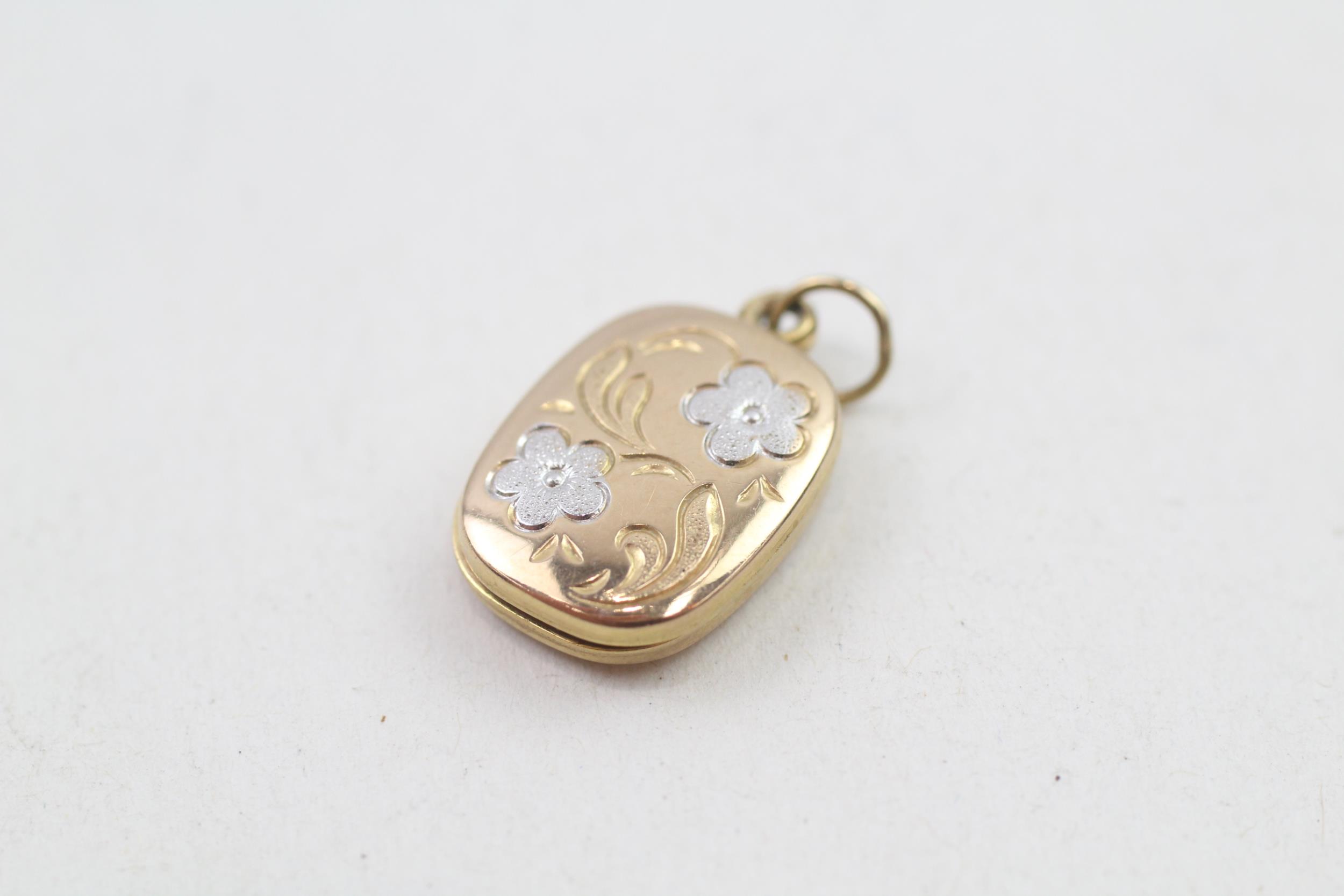 9ct gold miniture floral patterned locket (1g)