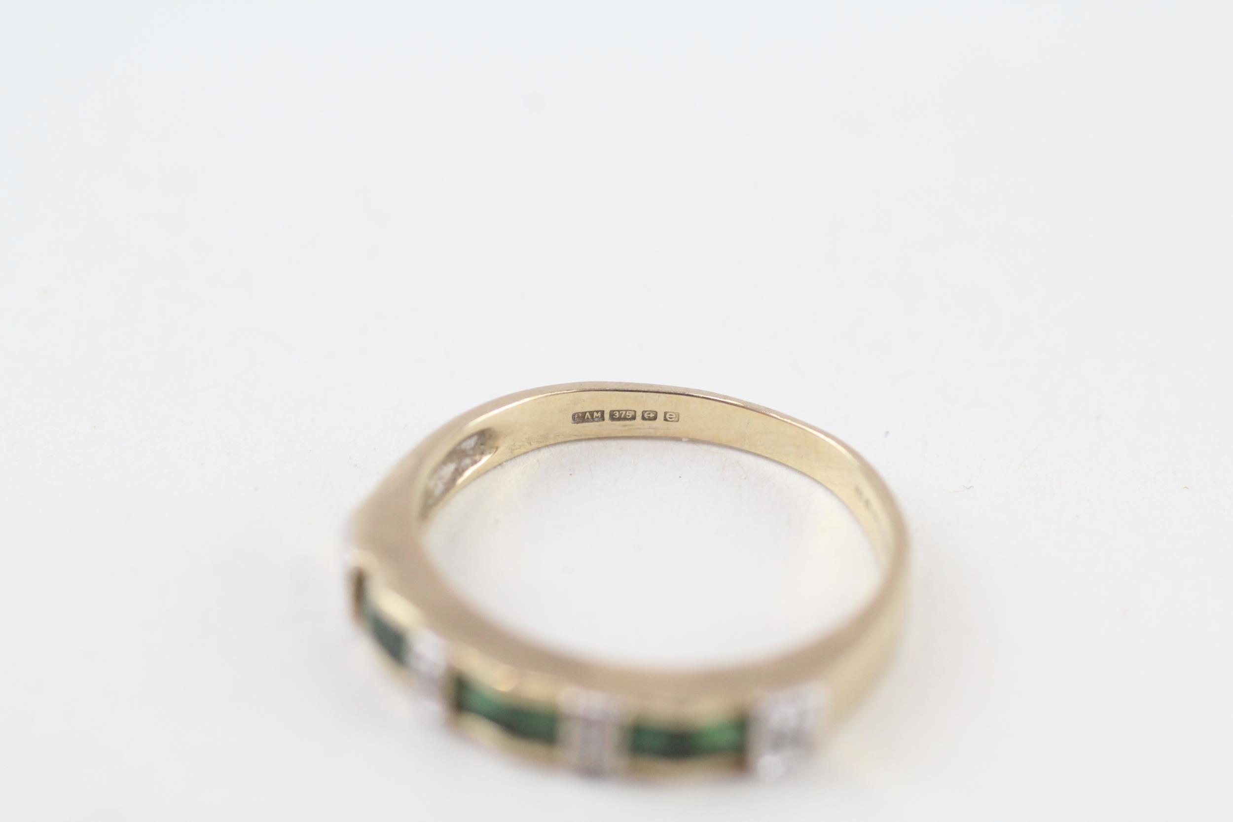 9ct gold vintage emerald and diamond set half hoop eternity ring (1.7g) Size K - Image 4 of 4