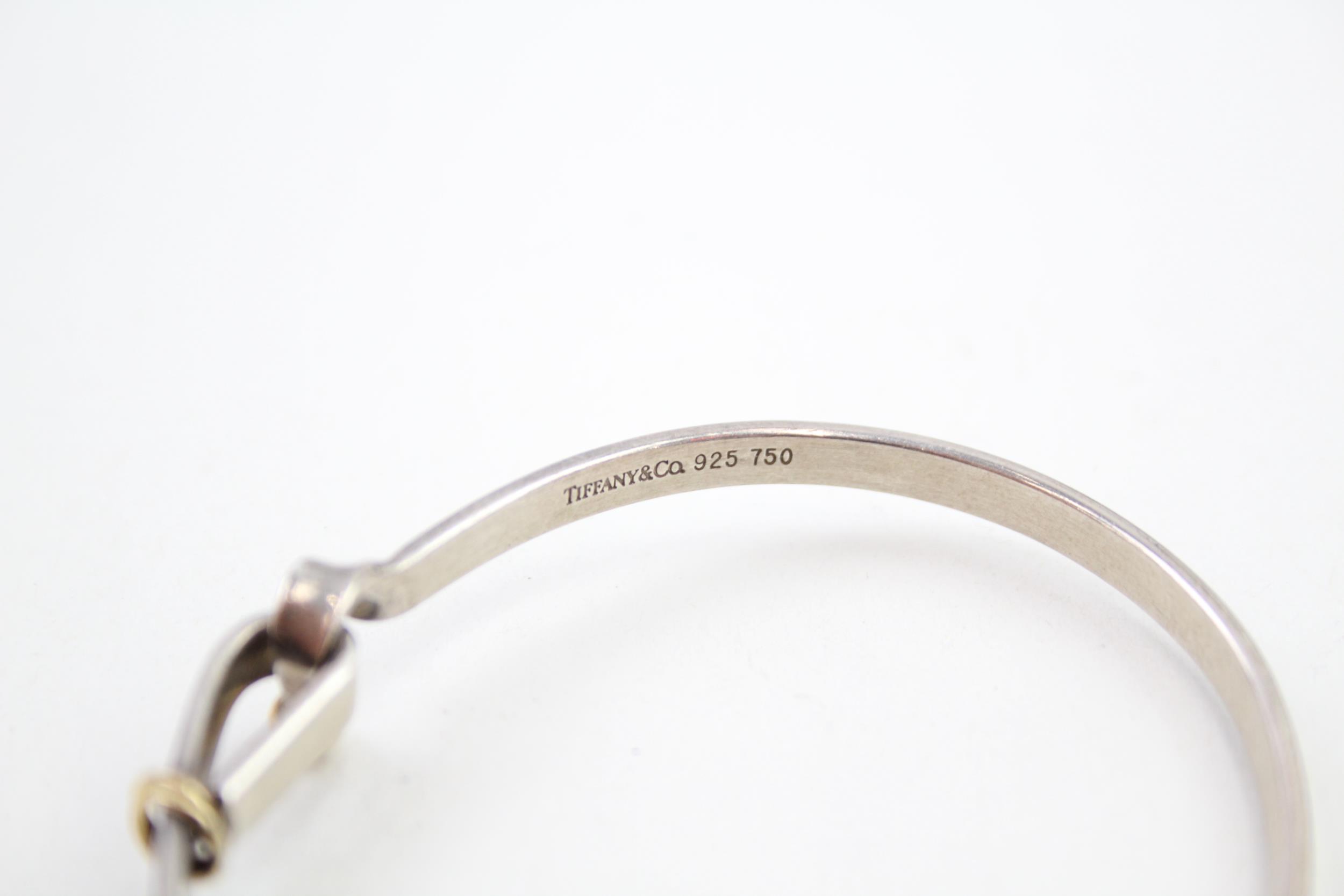 A silver bangle by Tiffany and Co with 18ct gold detailing (12g) - Image 4 of 4