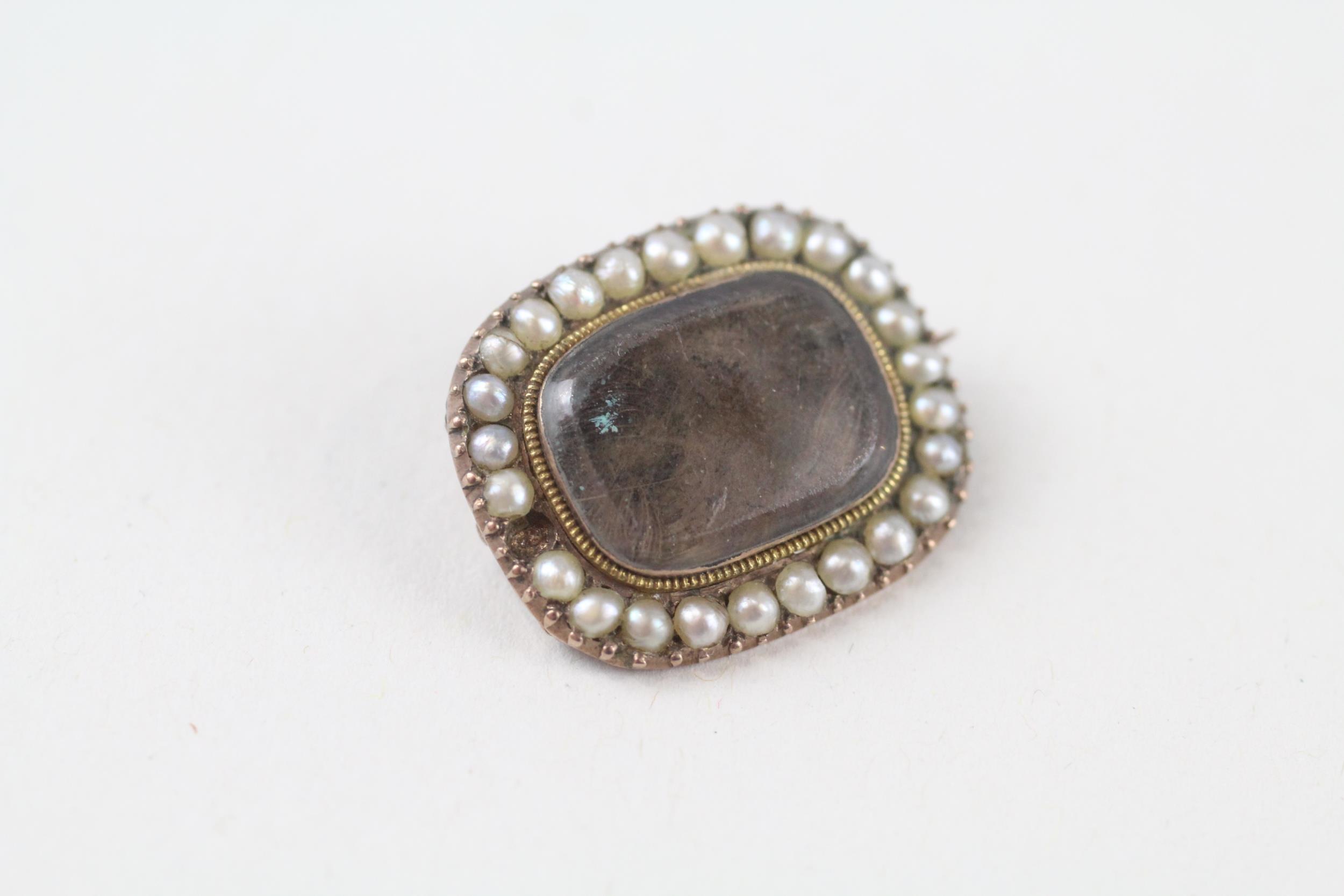 9ct gold antique seed pearl & hairwork mourning brooch with engraved initials, as seen (2.4g) - Image 3 of 4