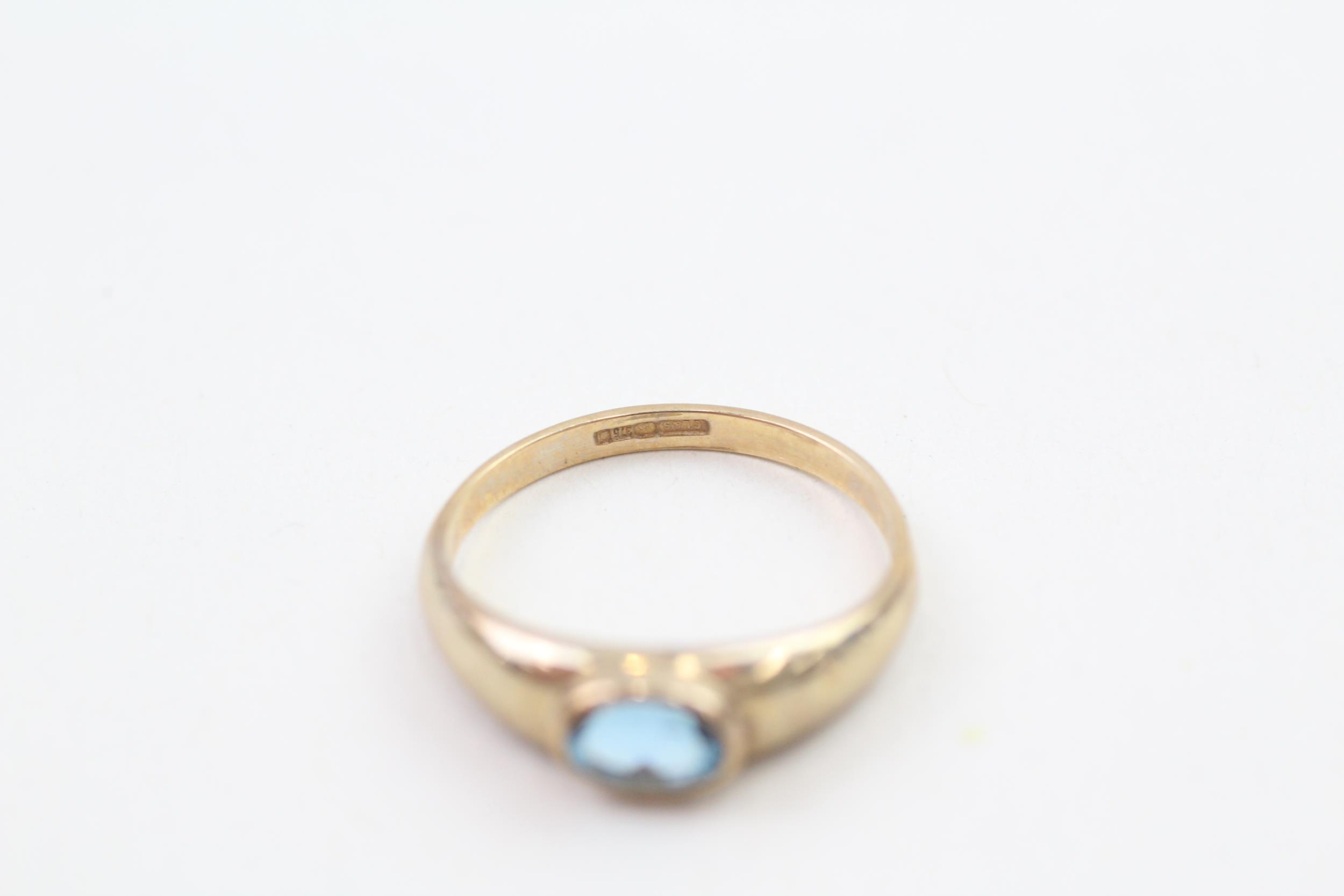 9ct gold oval cut blue topaz ring, bezel set (1.6g) Size L 1/2 - Image 2 of 4