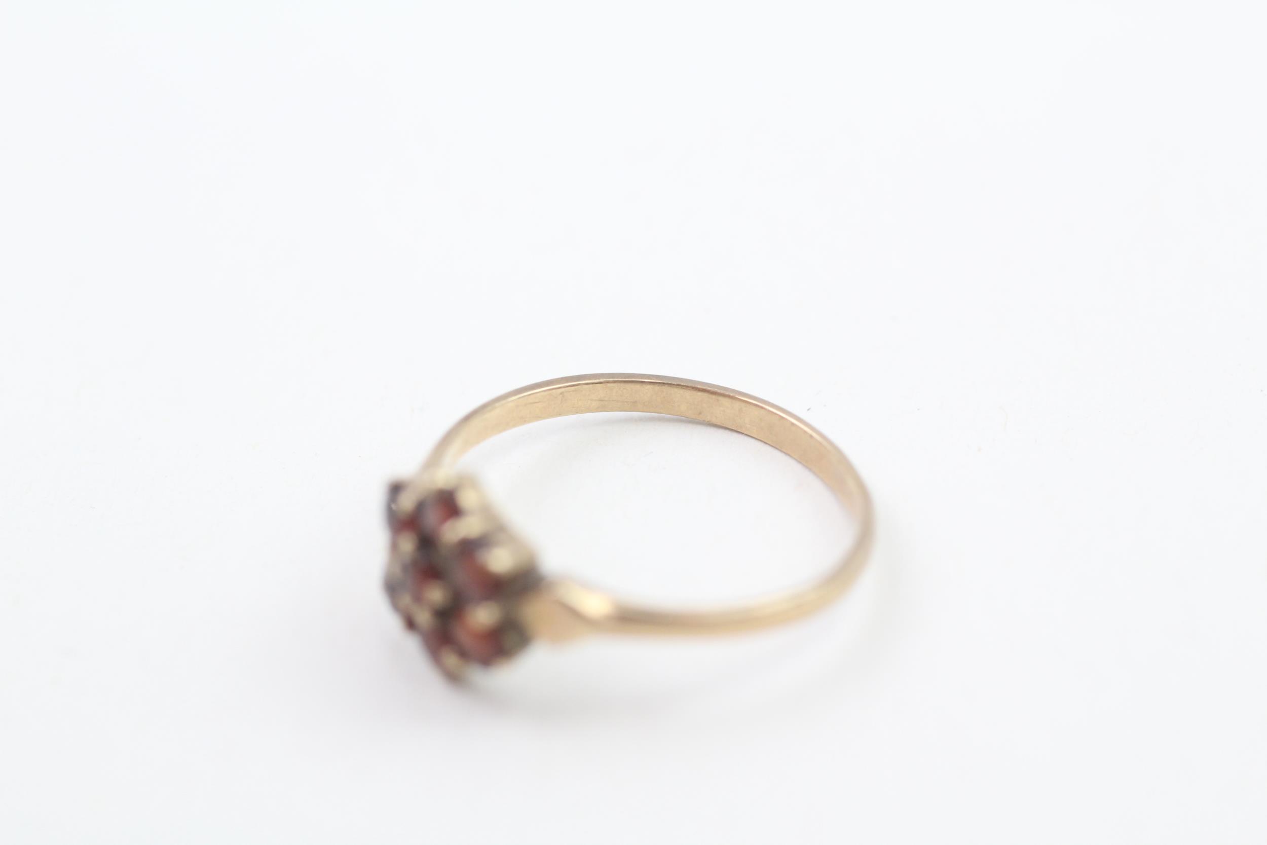 9ct gold garnet seven stone floral cluster ring (1.5g) Size N - Image 3 of 4