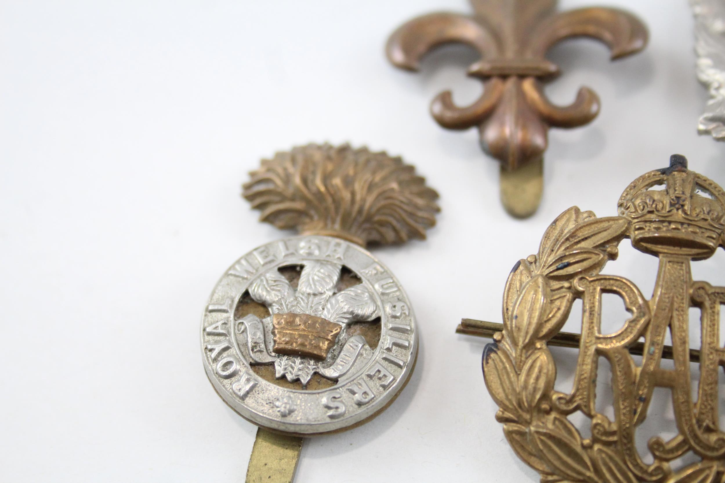 Military/Cap Badges x 10 inc. M.G.C, K.O.S.B, York And Lancs Etc - Military/Cap Badges x 10 inc. M. - Image 6 of 6