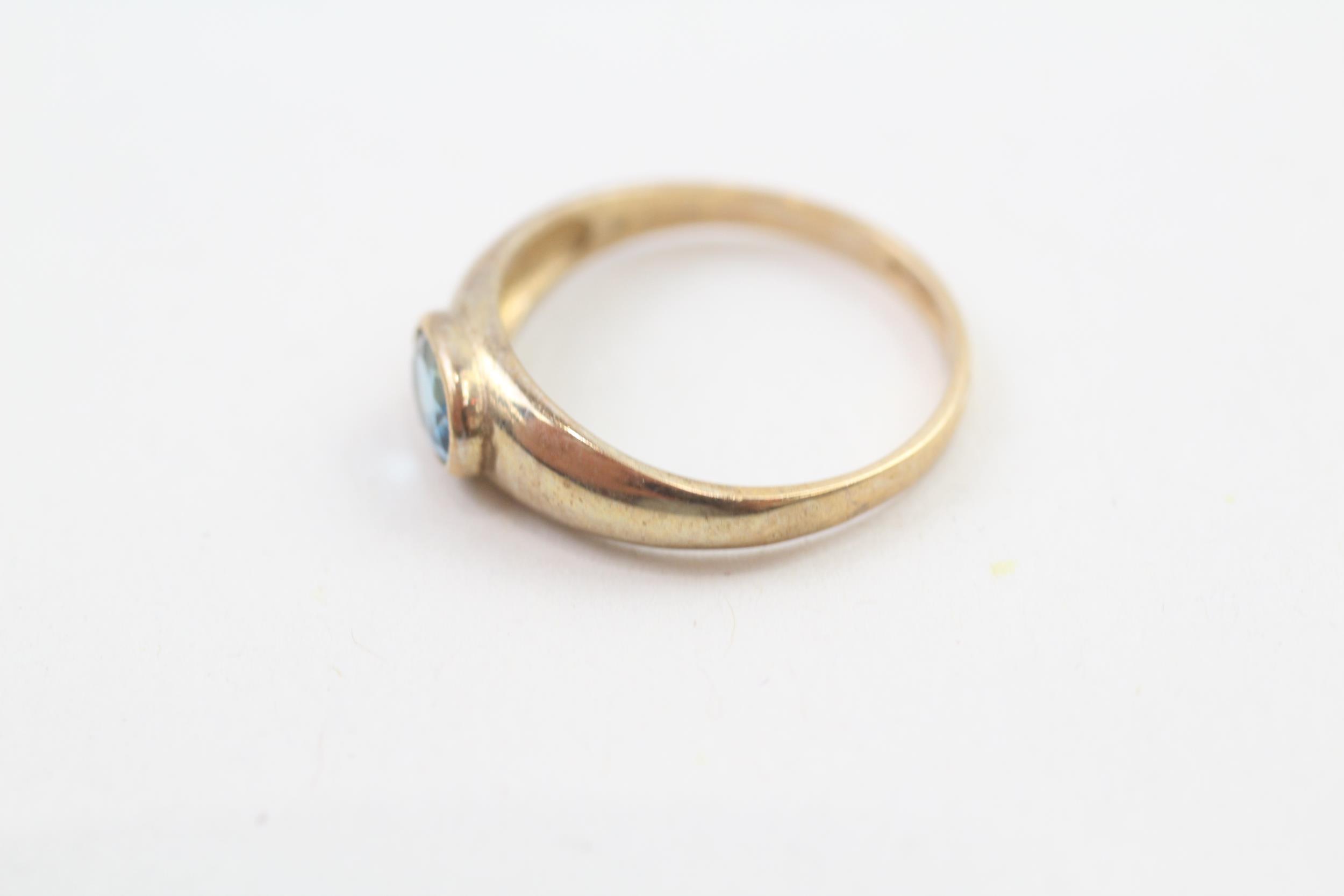 9ct gold oval cut blue topaz ring, bezel set (1.6g) Size L 1/2 - Image 3 of 4