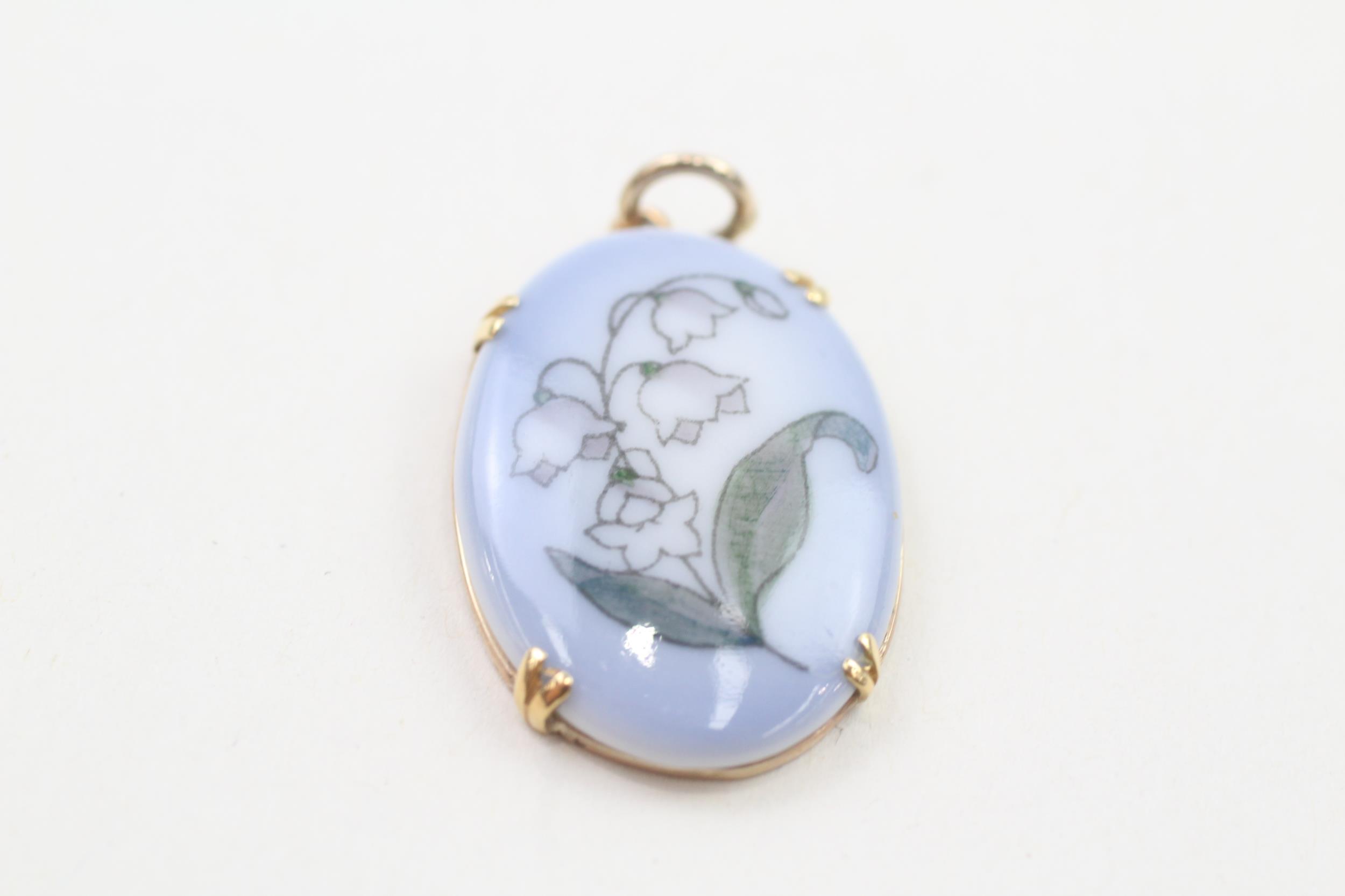 9ct gold lilly of the valley, danish porcelain pendant by Bing & Grondahl (3.2g)