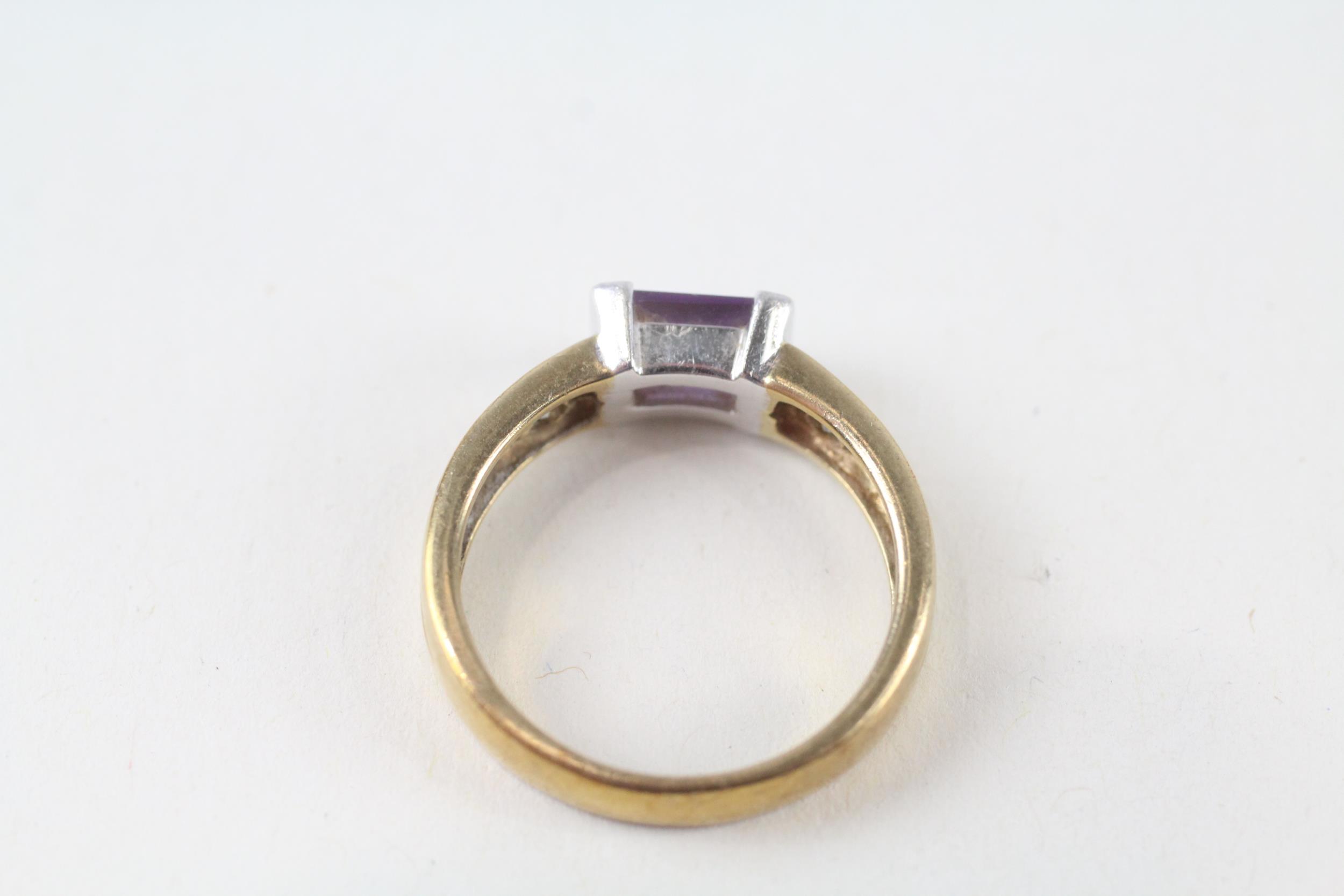 9ct gold emerald cut amethyst single stone ring with diamond sides (3.4g) Size N - Image 4 of 4