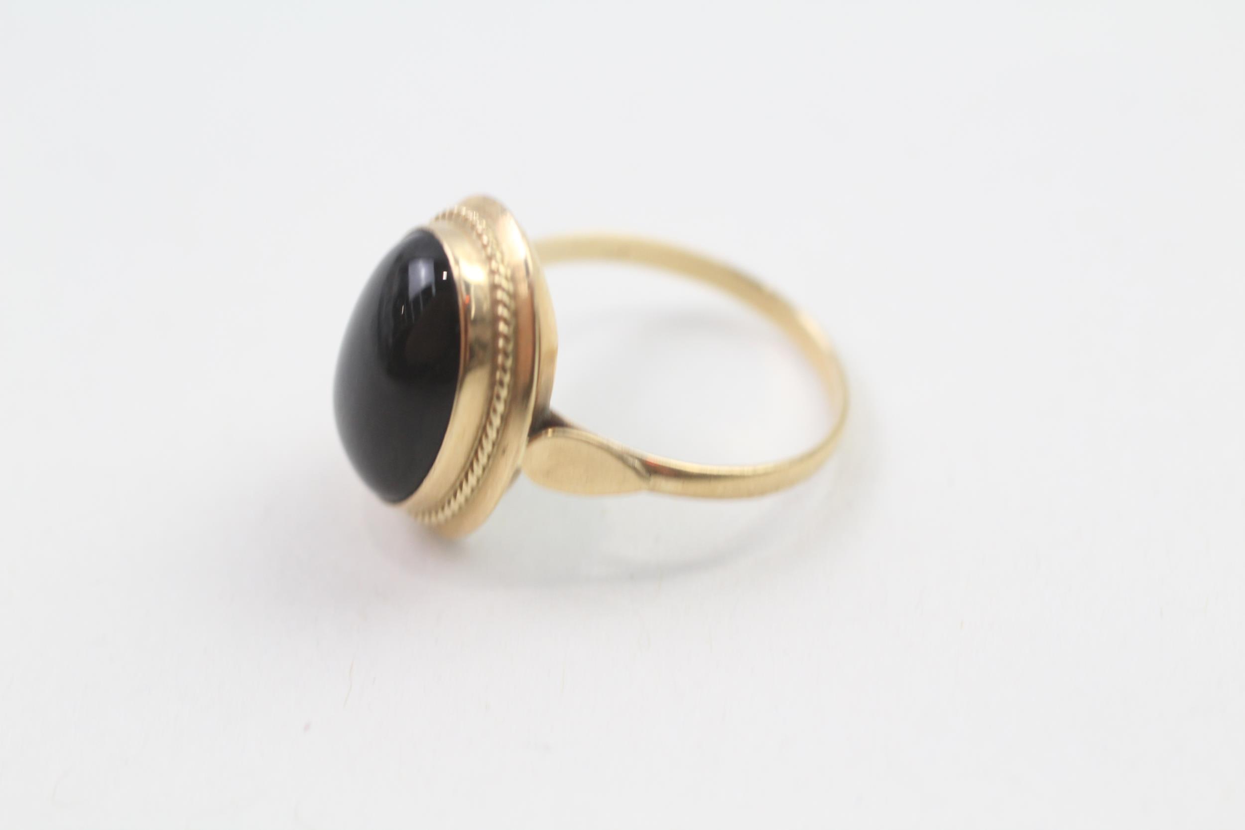 14ct gold cabochon cut black onyx dress ring (3.2g) Size O 1/2 - Image 2 of 4