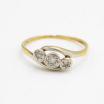 18ct gold & platinum vintage diamond three stone ring, star setting (1.7g) Size P