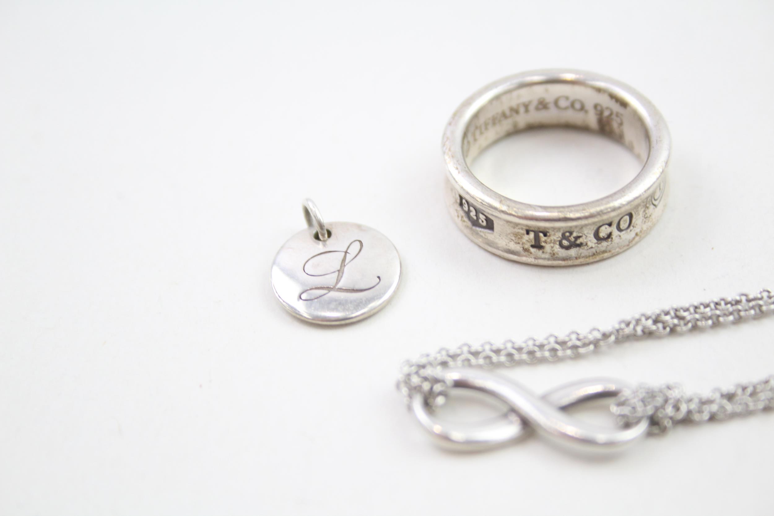 A silver bracelet, ring and pendant by Tiffany and Co (13g) - Image 4 of 6
