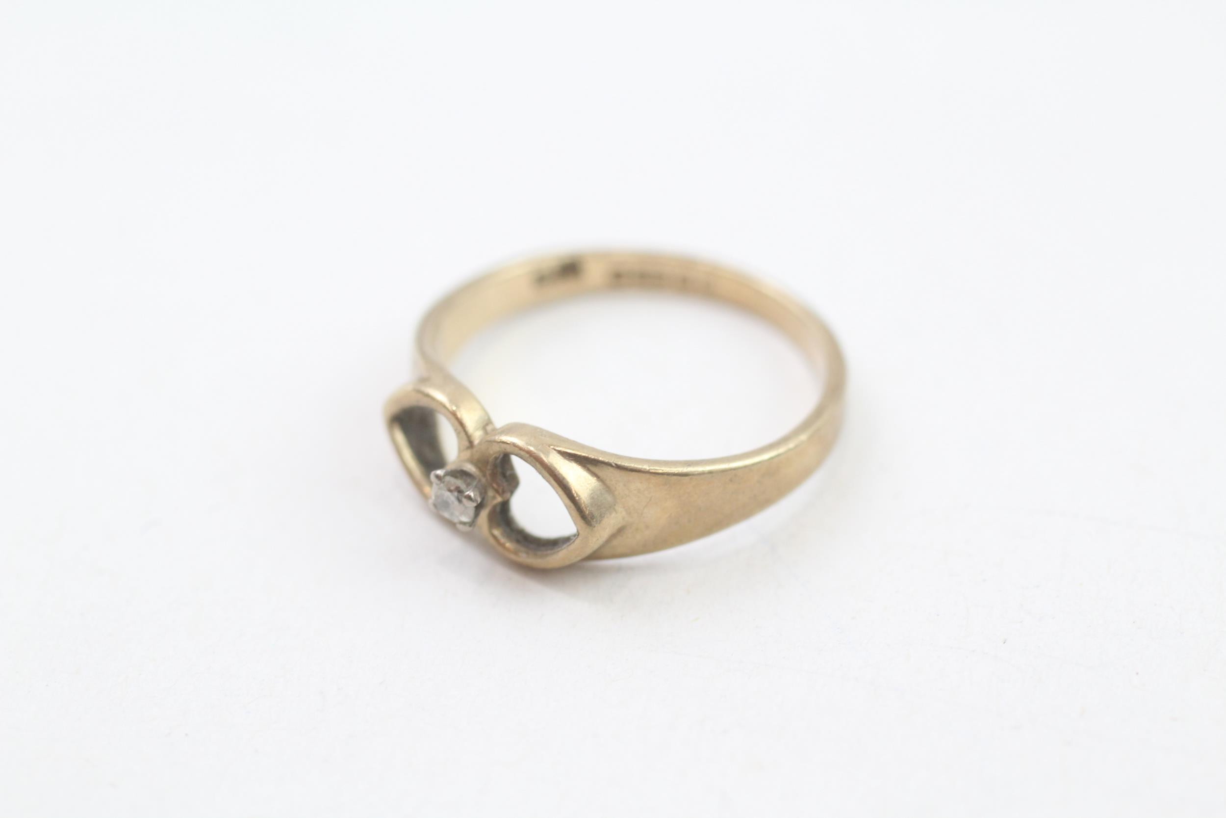 9ct gold diamond single stone ring with openwork heart shank (2.3g) Size O - Bild 2 aus 4