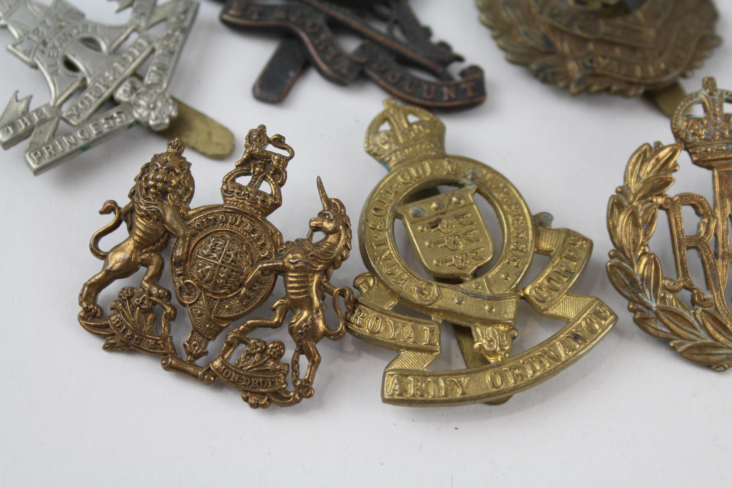 Military/Cap Badges x 10 inc. Army Cyclists Corps, Royal Armoured Corps Etc - Military/Cap Badges - Image 5 of 7