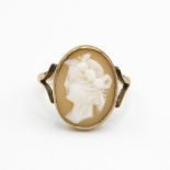 9ct gold vintage shell cameo dress ring in a bezel setting (2.3g) Size K 1/2