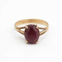 9ct gold oval cut garnet ring with a rope detailing setting (1.9g) Size O