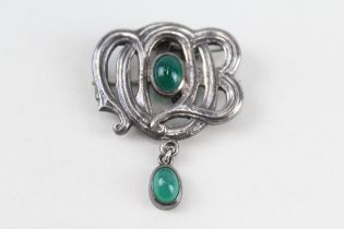 An arts and crafts silver chrysoprase set brooch (12g)