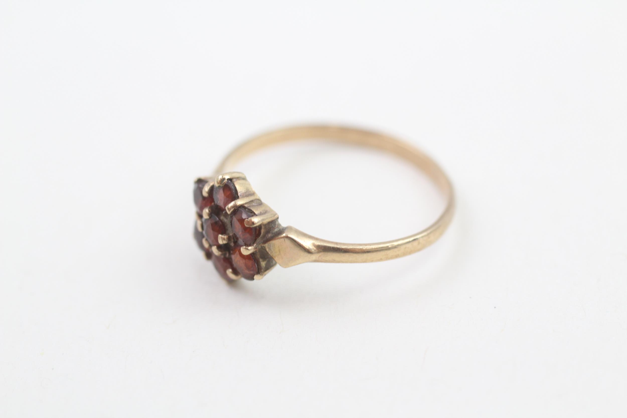 9ct gold garnet seven stone floral cluster ring (1.5g) Size N - Image 2 of 4