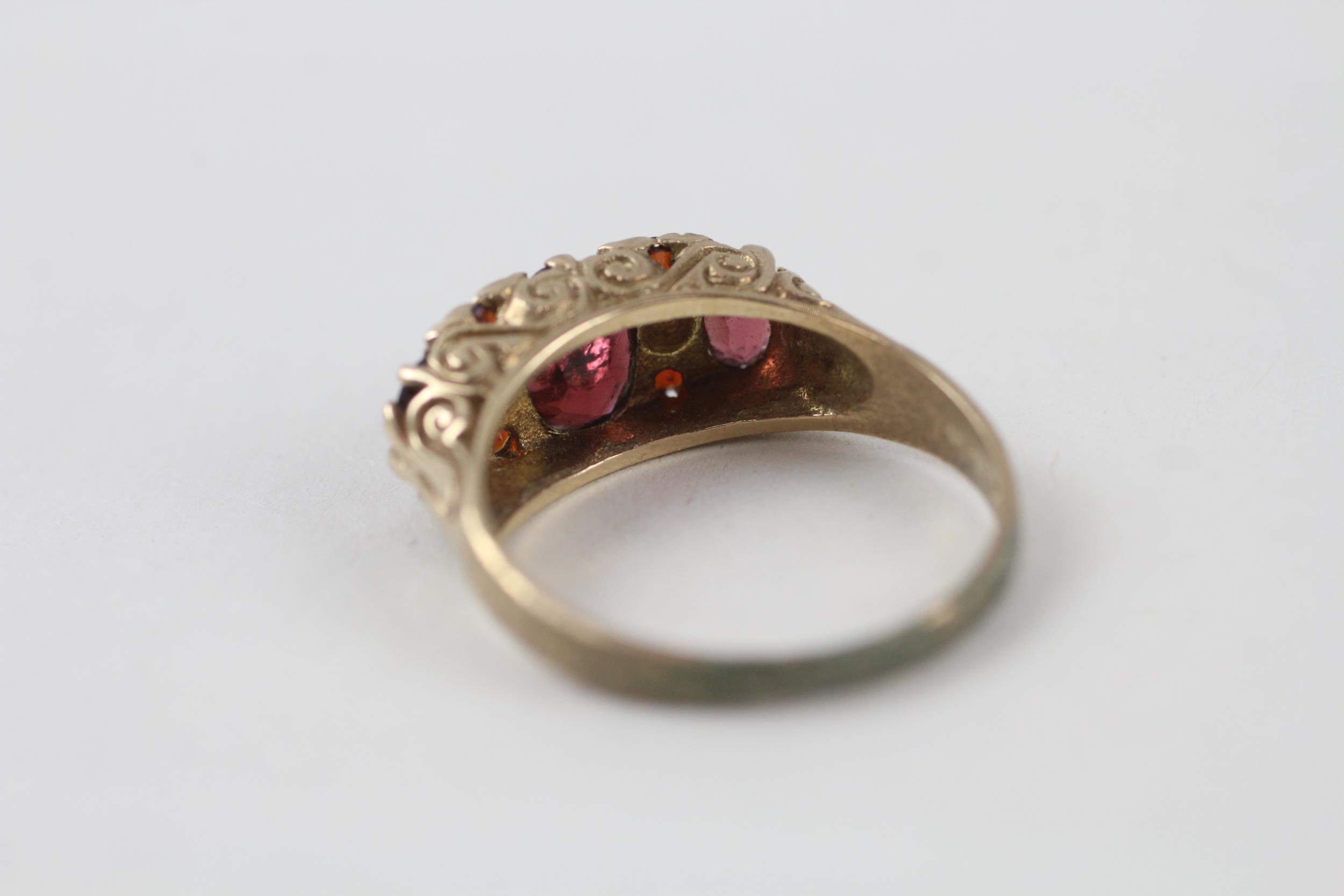9ct gold garnet seven stone ring (3.3g) Size O - Image 4 of 6