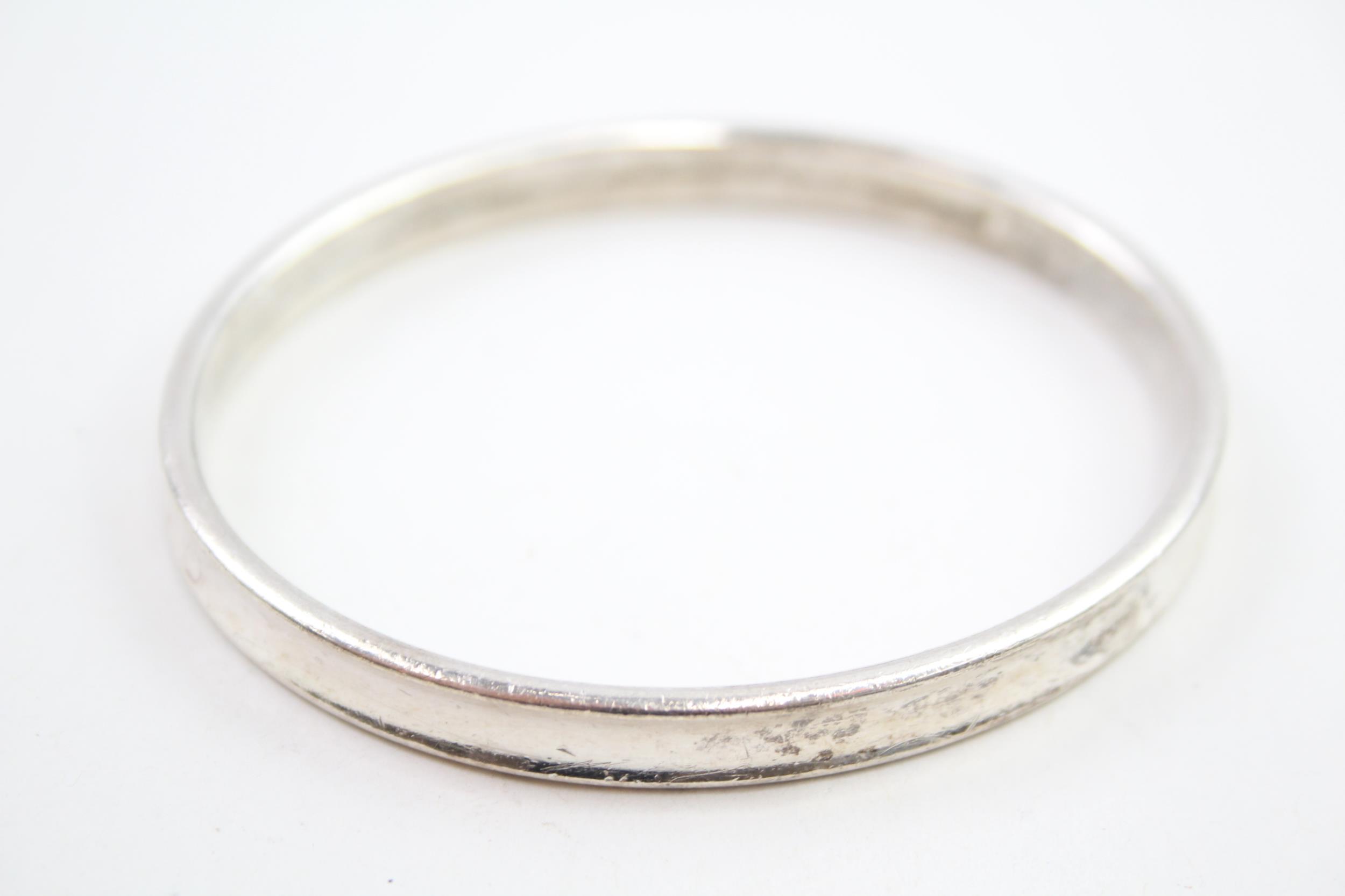 a silver bangle by Tiffany and Co (31g) - Image 5 of 5