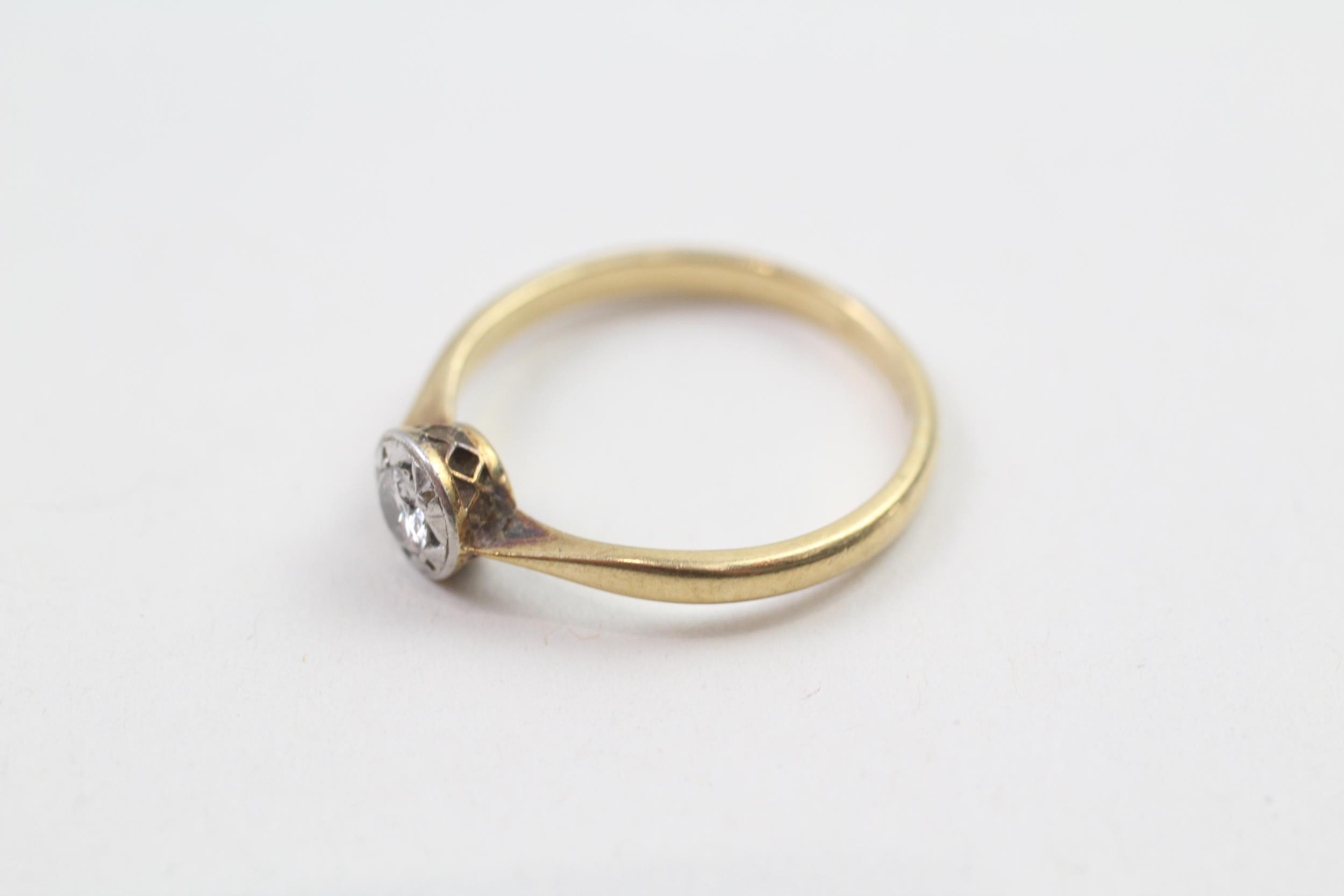 18ct gold & platinum circular cut diamond single stone ring (2.4g) Size O - Image 3 of 4