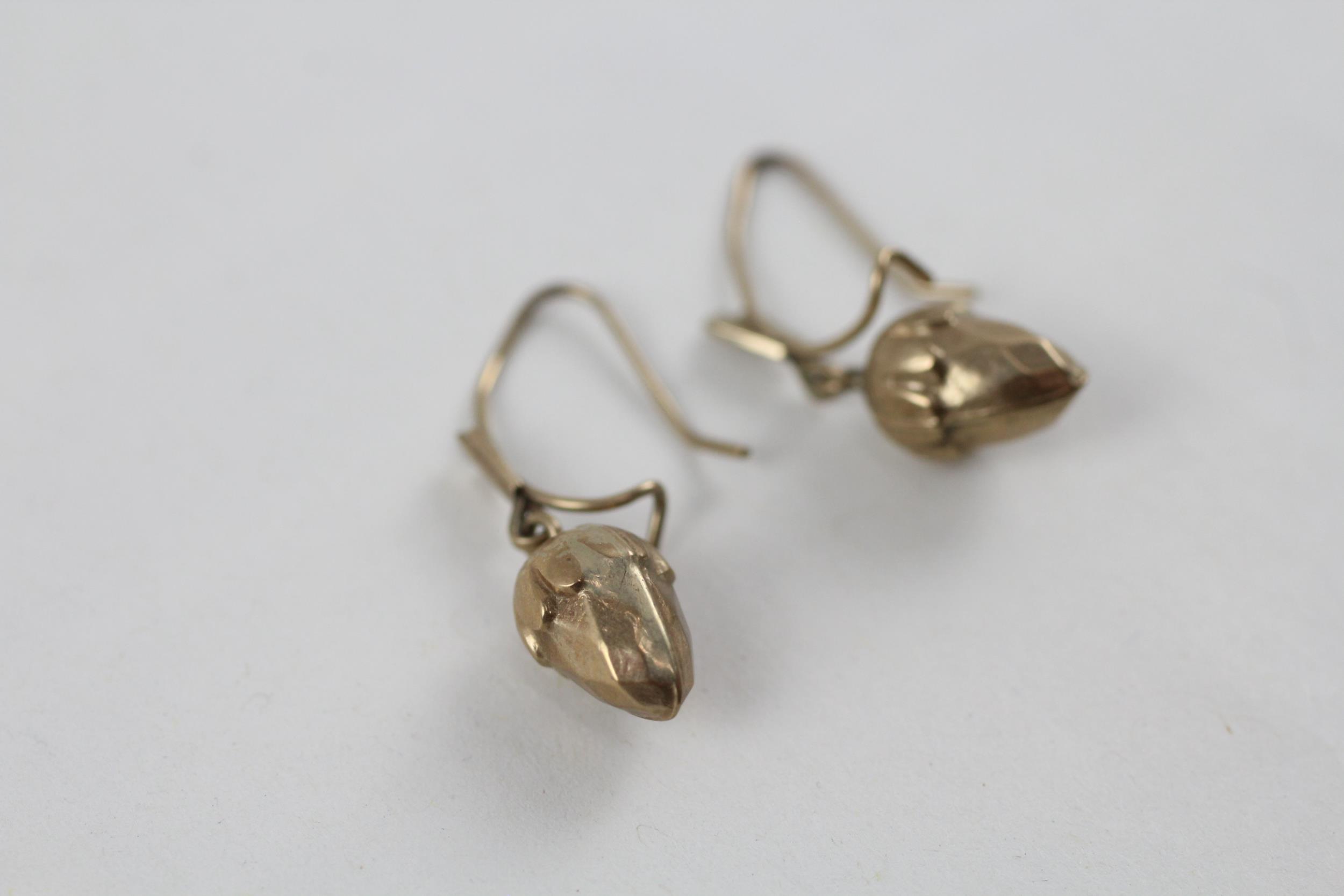 9ct gold vintage acorn drop earrings (1g) - Image 3 of 5