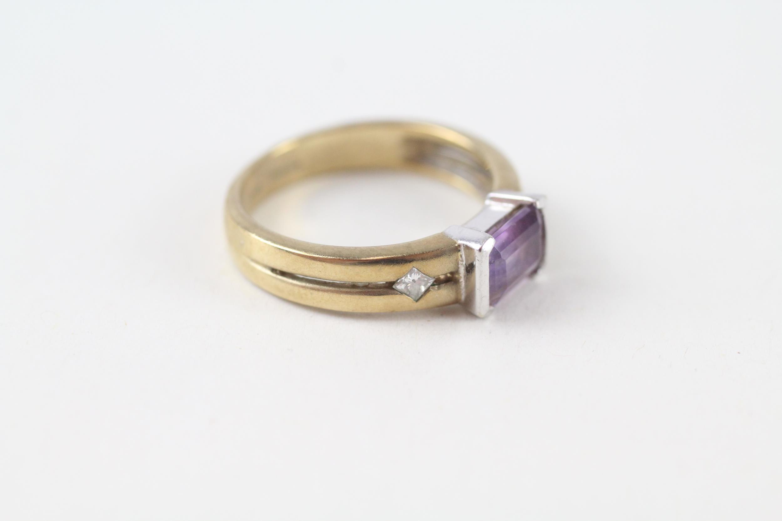 9ct gold emerald cut amethyst single stone ring with diamond sides (3.4g) Size N - Image 2 of 4
