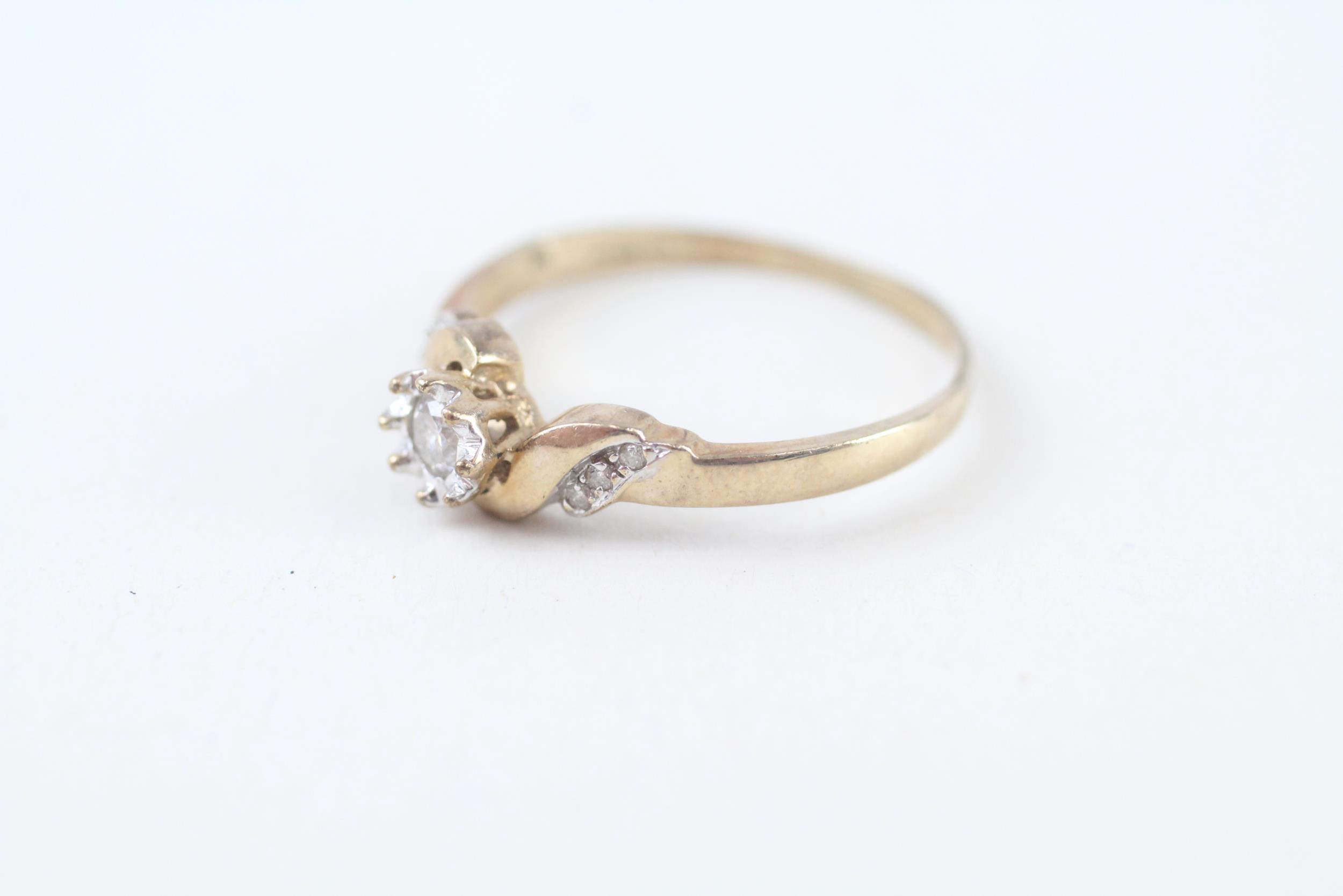 9ct gold round brilliant cut diamond single stone ring with diamond set shank (1.9g) Size P 1/2 - Image 3 of 4