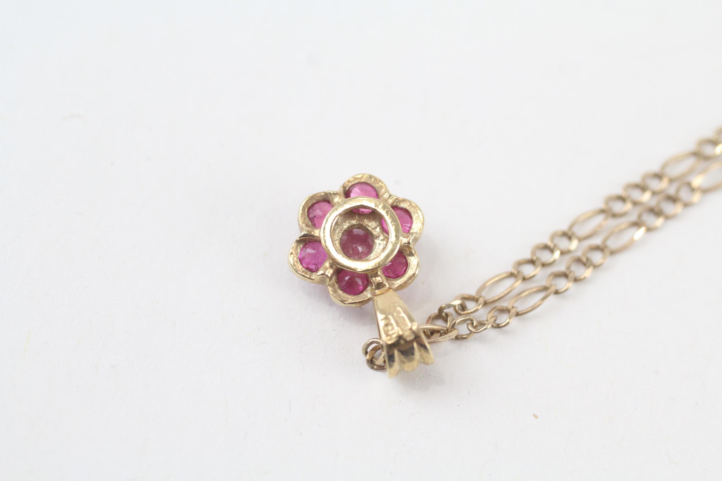 9ct gold vintage ruby cluster pendant necklace (2.5g) - Image 4 of 4