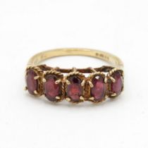 9ct gold garnet five stone ring with twisted rope frame (2.3g) Size L 1/2