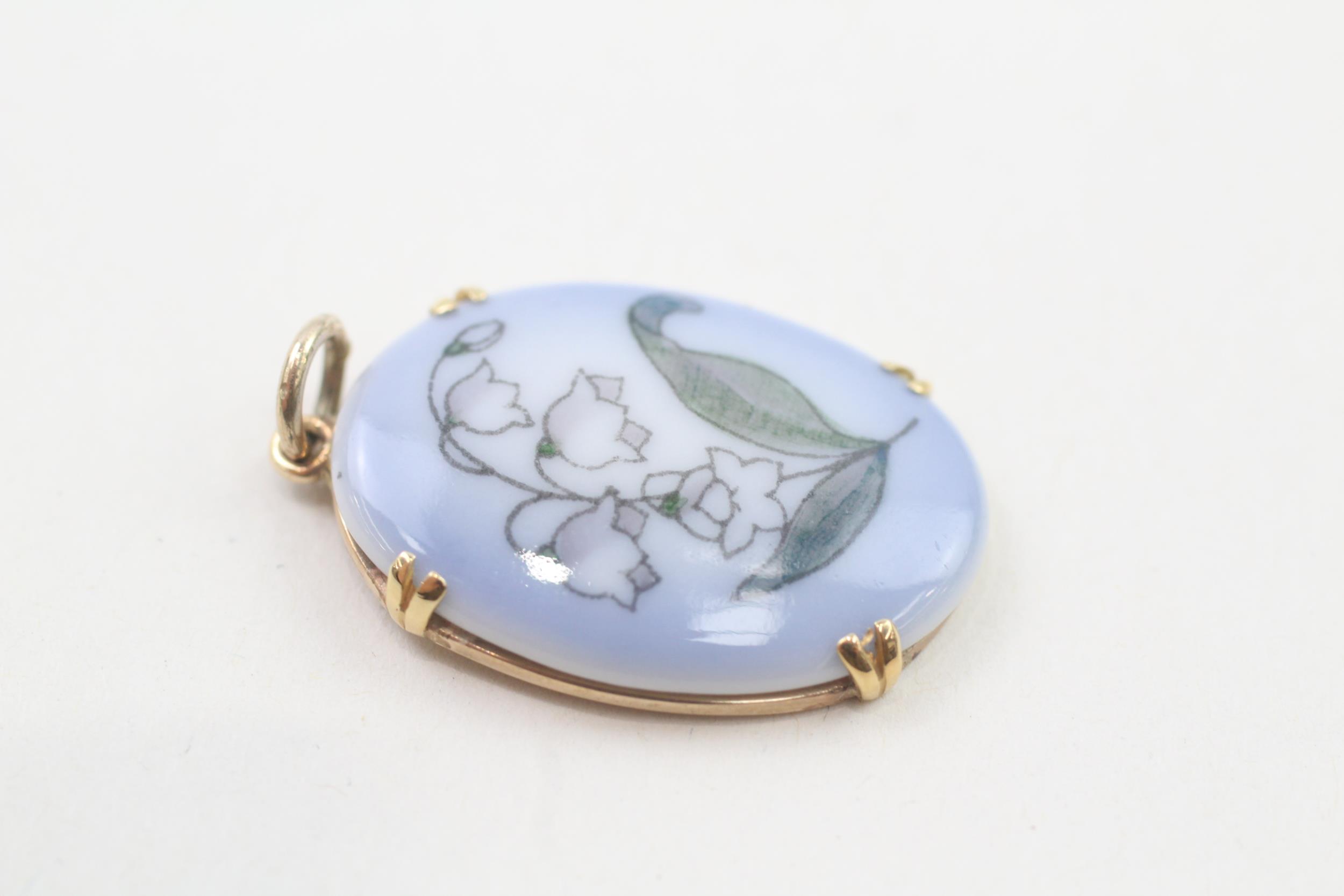 9ct gold lilly of the valley, danish porcelain pendant by Bing & Grondahl (3.2g) - Image 2 of 5