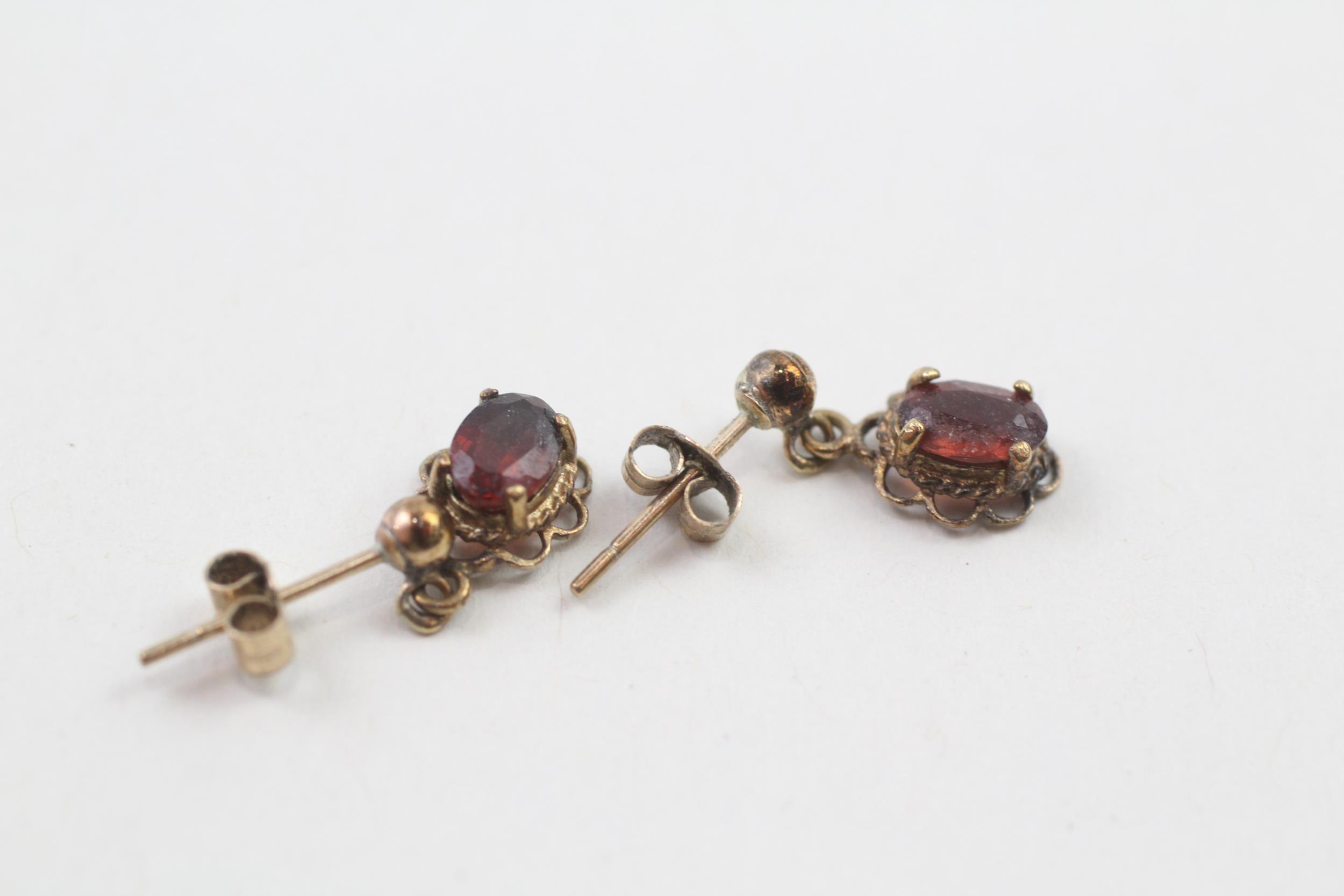 9ct gold oval cut garnet drop earrings (1.1g) - Image 4 of 4