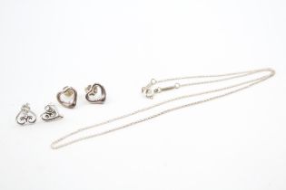 A silver chain and two pairs of earrings by Tiffany and Co (5g)