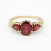 9ct gold oval & pear cut garnet three stone ring (2g) Size O