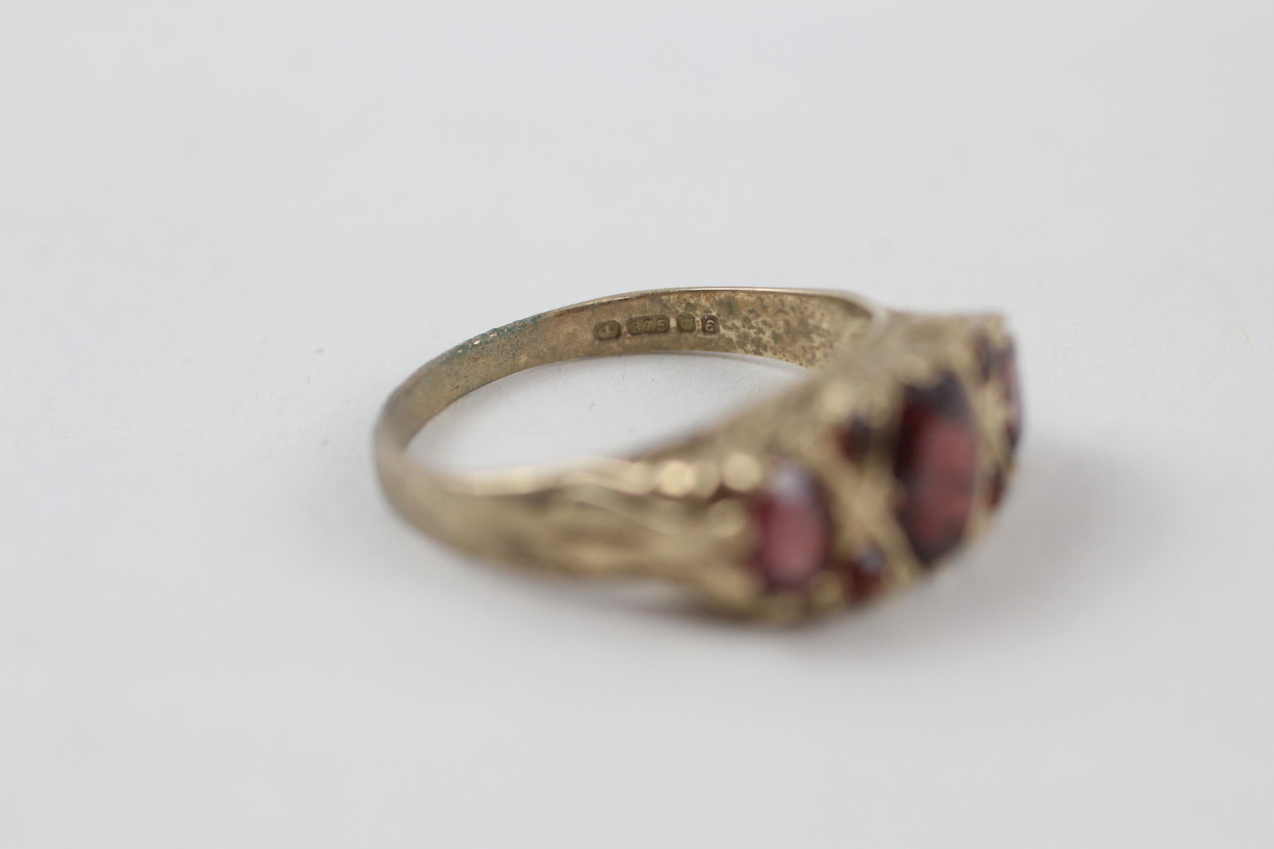 9ct gold garnet seven stone ring (3.3g) Size O - Image 6 of 6