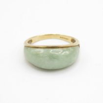 9ct gold jade dome ring (3.7g) Size R