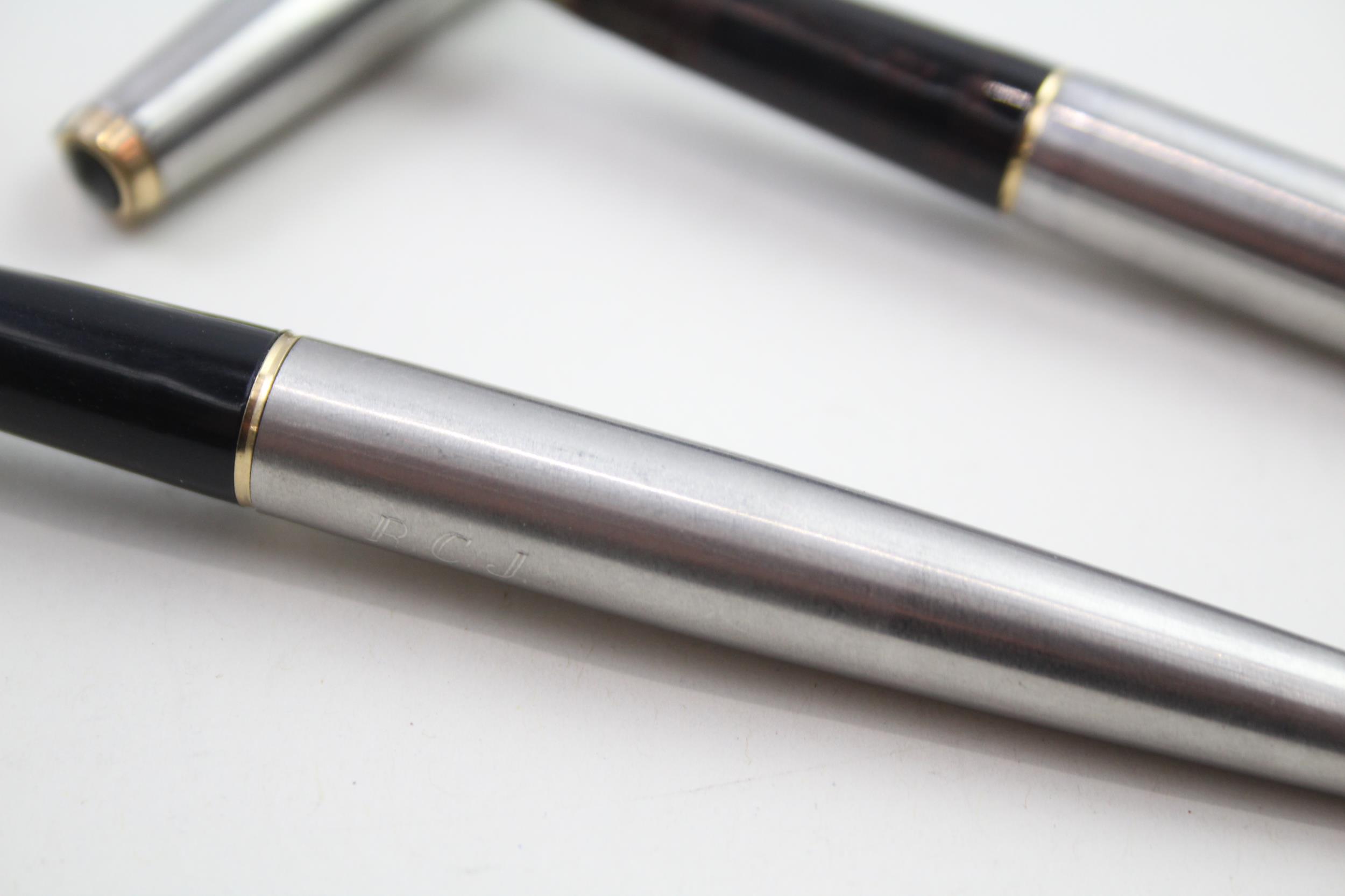 2 x Vintage PARKER 65 Brushed Steel Cased Fountain Pens w 14ct Gold Nibs WRITING - Dip Tested & - Image 4 of 5