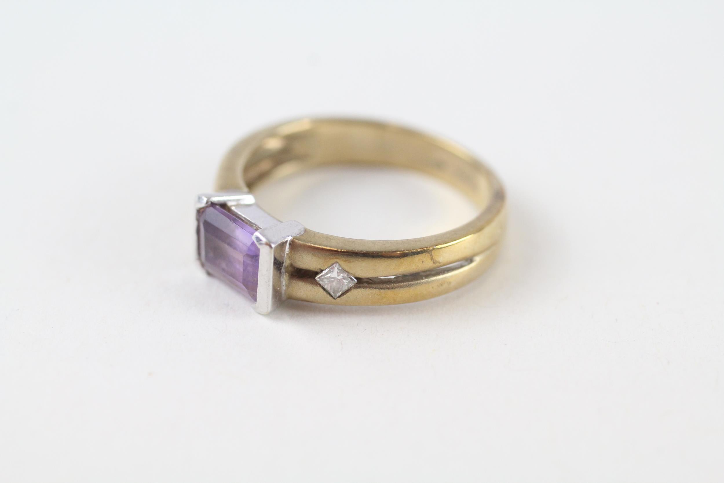9ct gold emerald cut amethyst single stone ring with diamond sides (3.4g) Size N - Image 3 of 4
