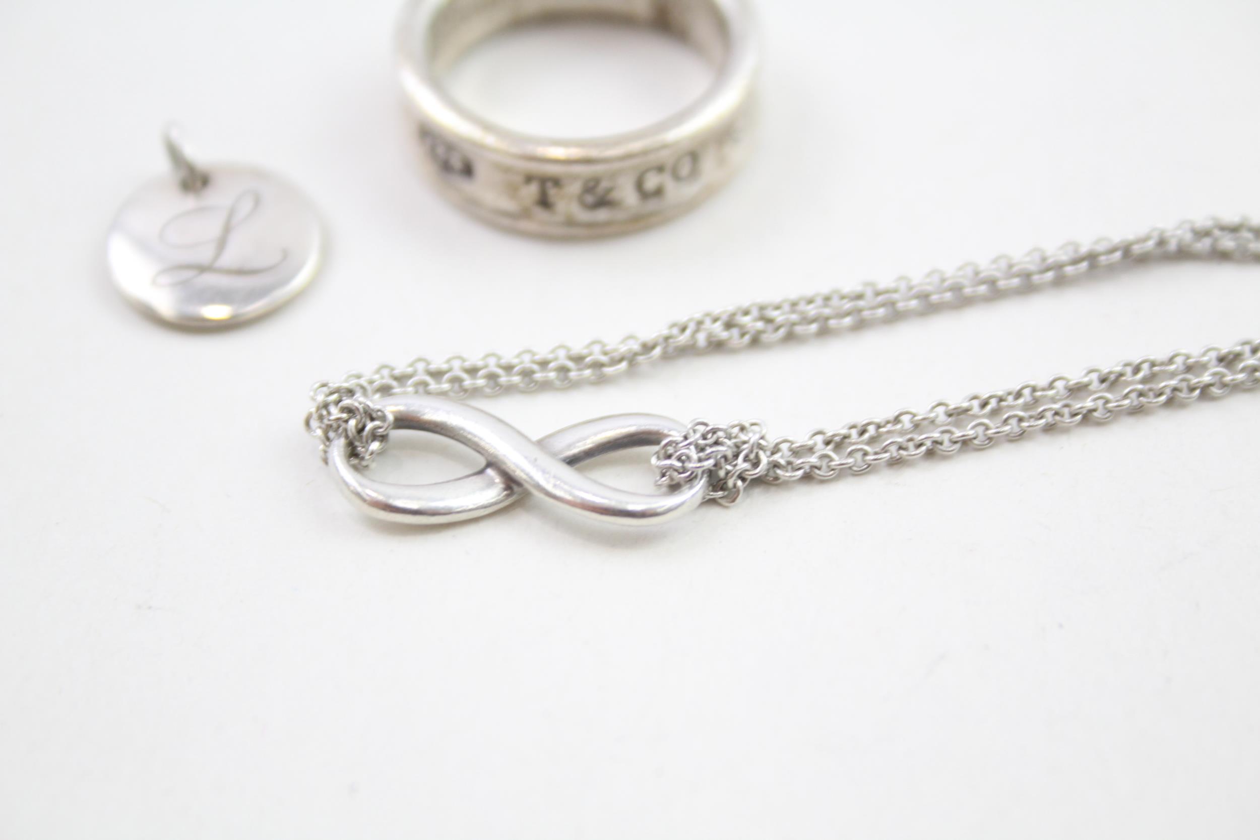 A silver bracelet, ring and pendant by Tiffany and Co (13g) - Image 5 of 6