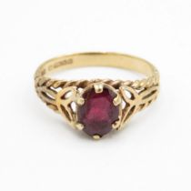 9ct gold oval cut garnet single stone ring with openwork shank (2.1g) Size O