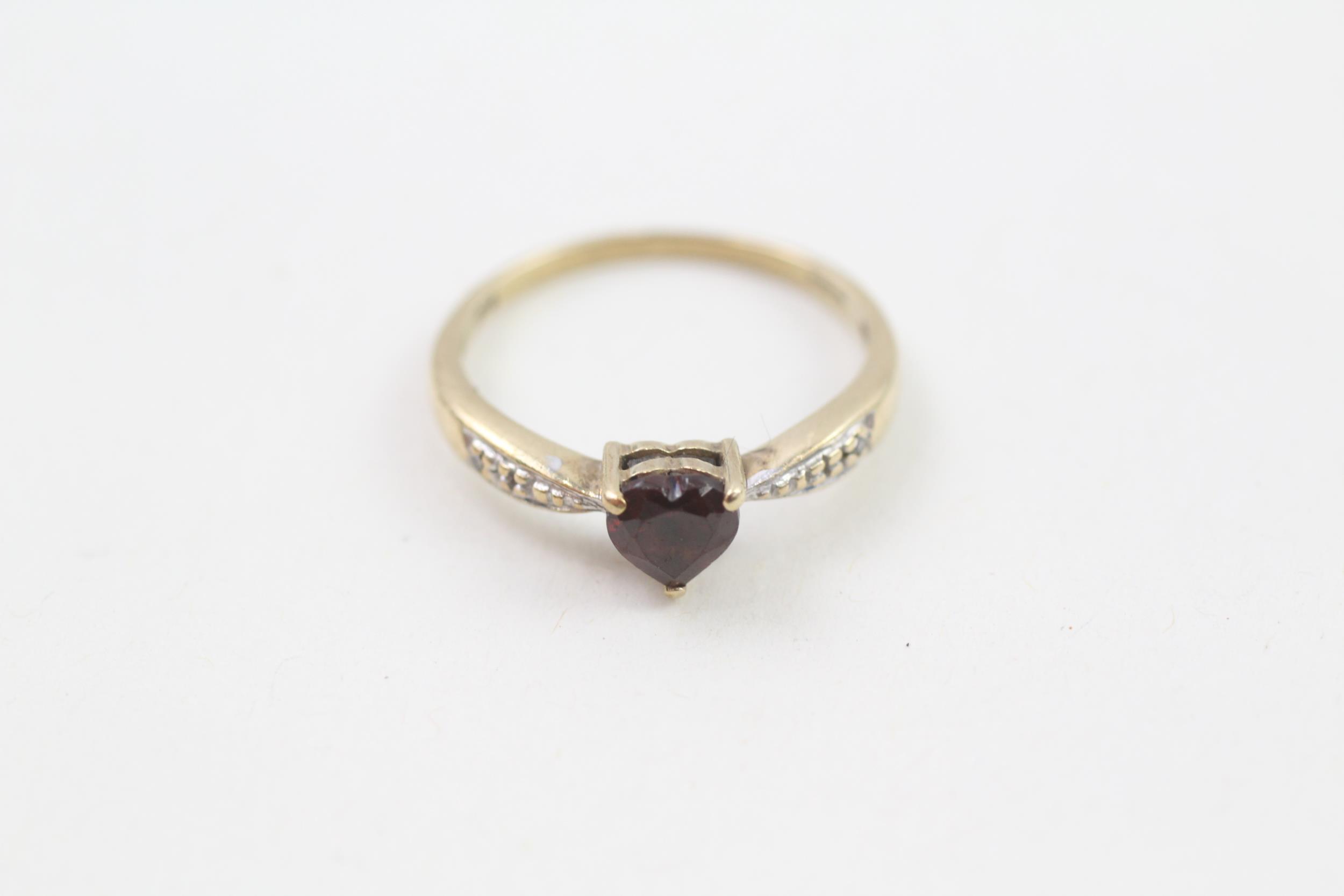 9ct gold heart cut garnet & diamond ring (1.4g) Size L - Image 5 of 5