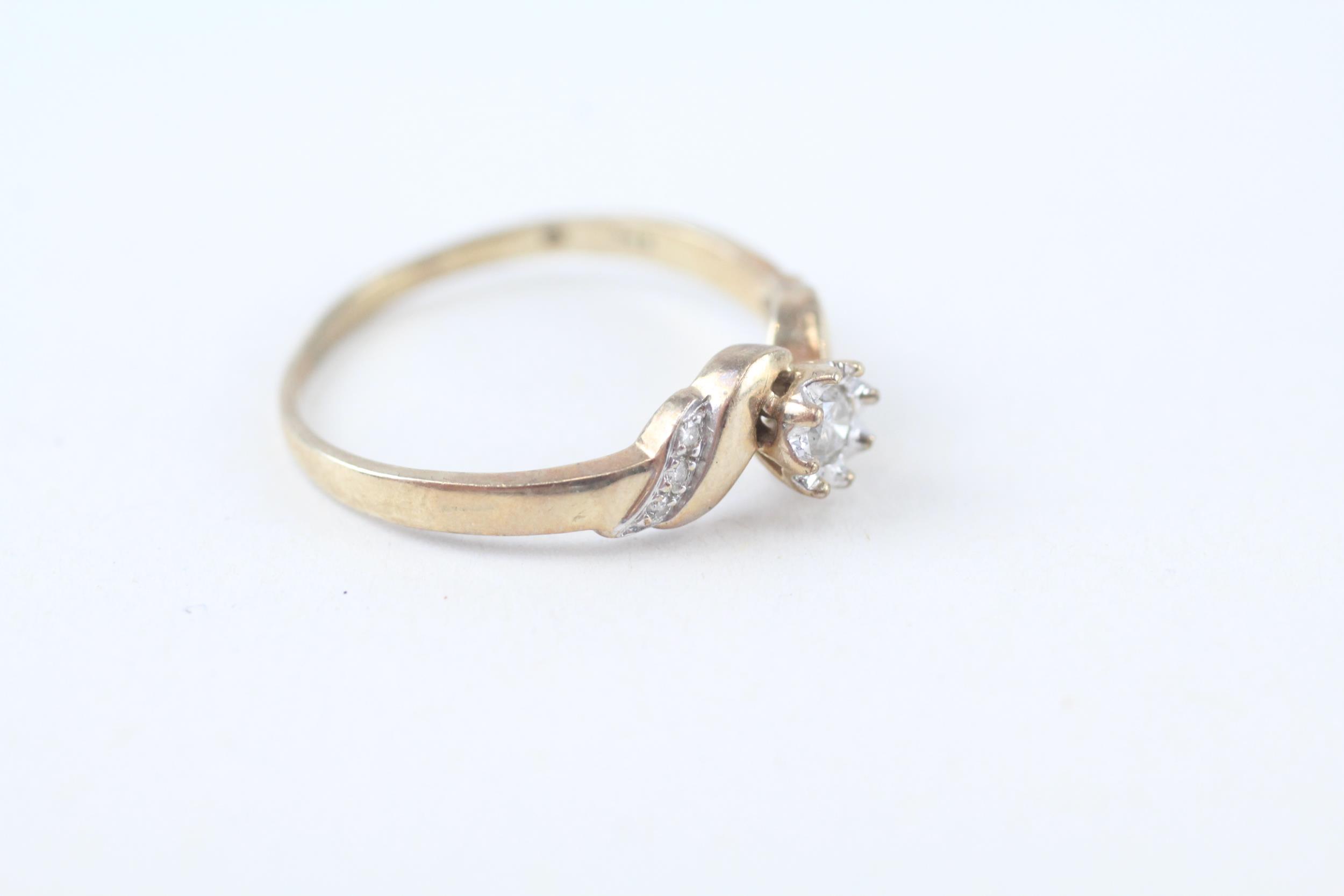 9ct gold round brilliant cut diamond single stone ring with diamond set shank (1.9g) Size P 1/2 - Image 2 of 4