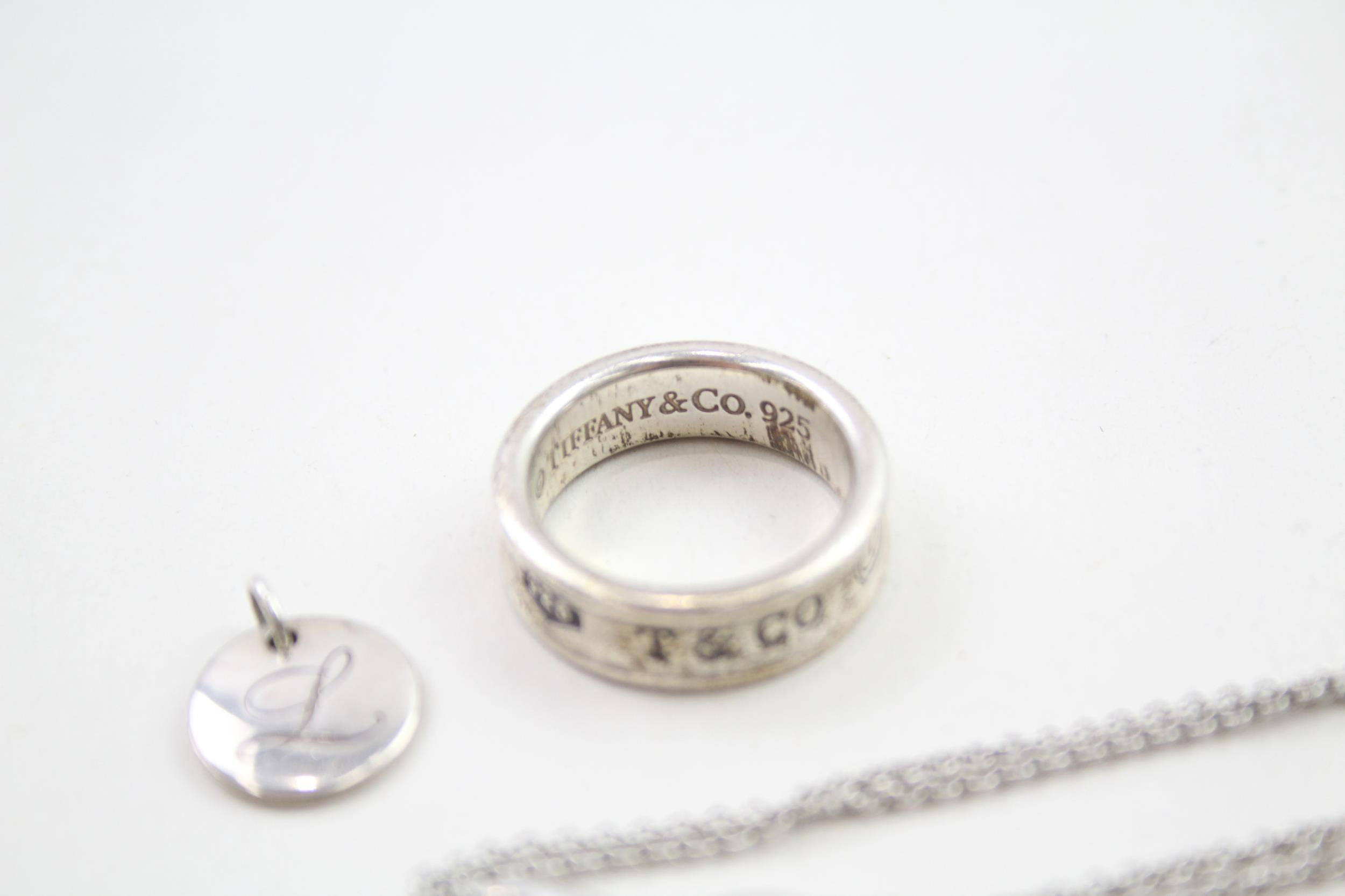 A silver bracelet, ring and pendant by Tiffany and Co (13g) - Image 3 of 6