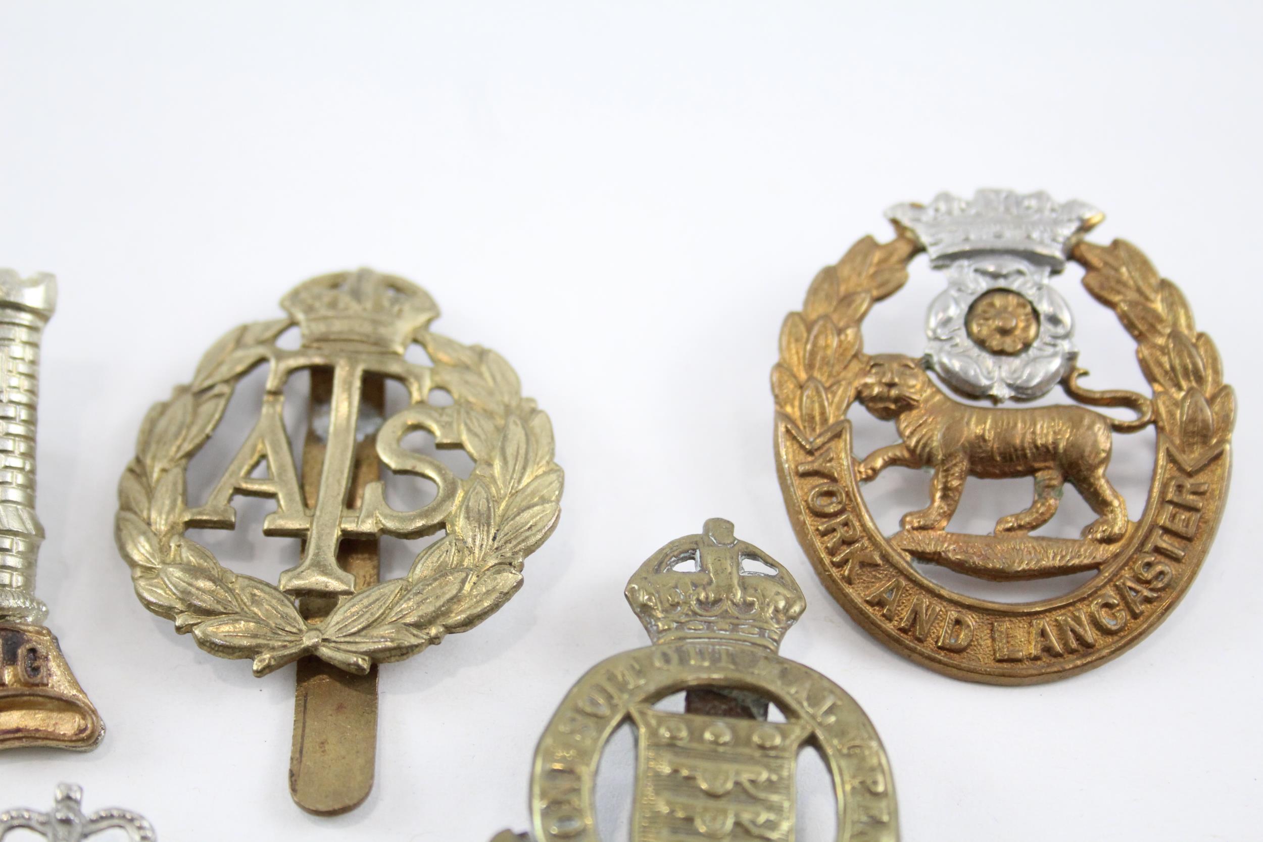 Military/Cap Badges x 10 inc. M.G.C, K.O.S.B, York And Lancs Etc - Military/Cap Badges x 10 inc. M. - Image 2 of 6