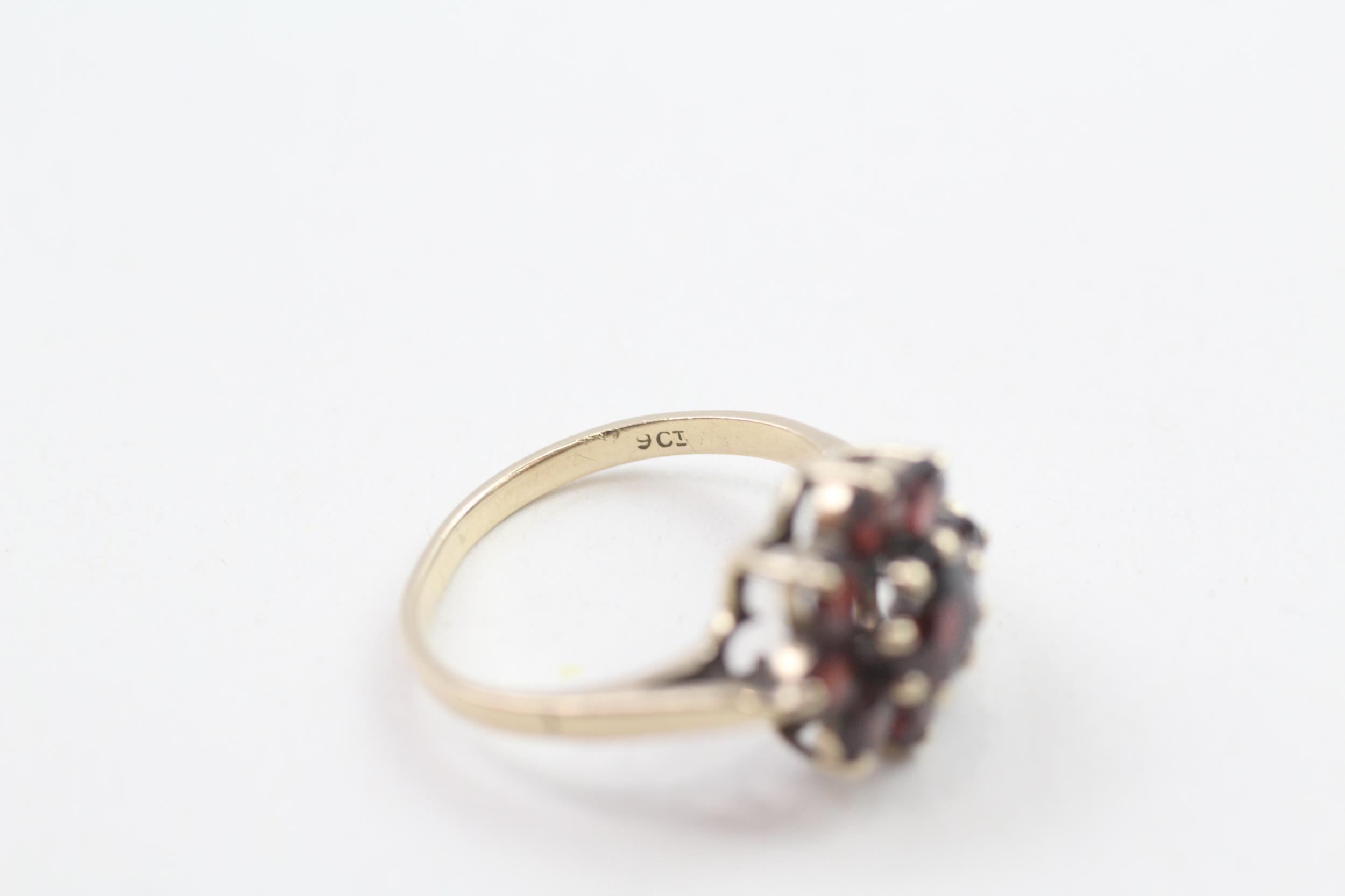 9ct gold vintage garnet cluster ring (2.6g) Size K - Image 3 of 4