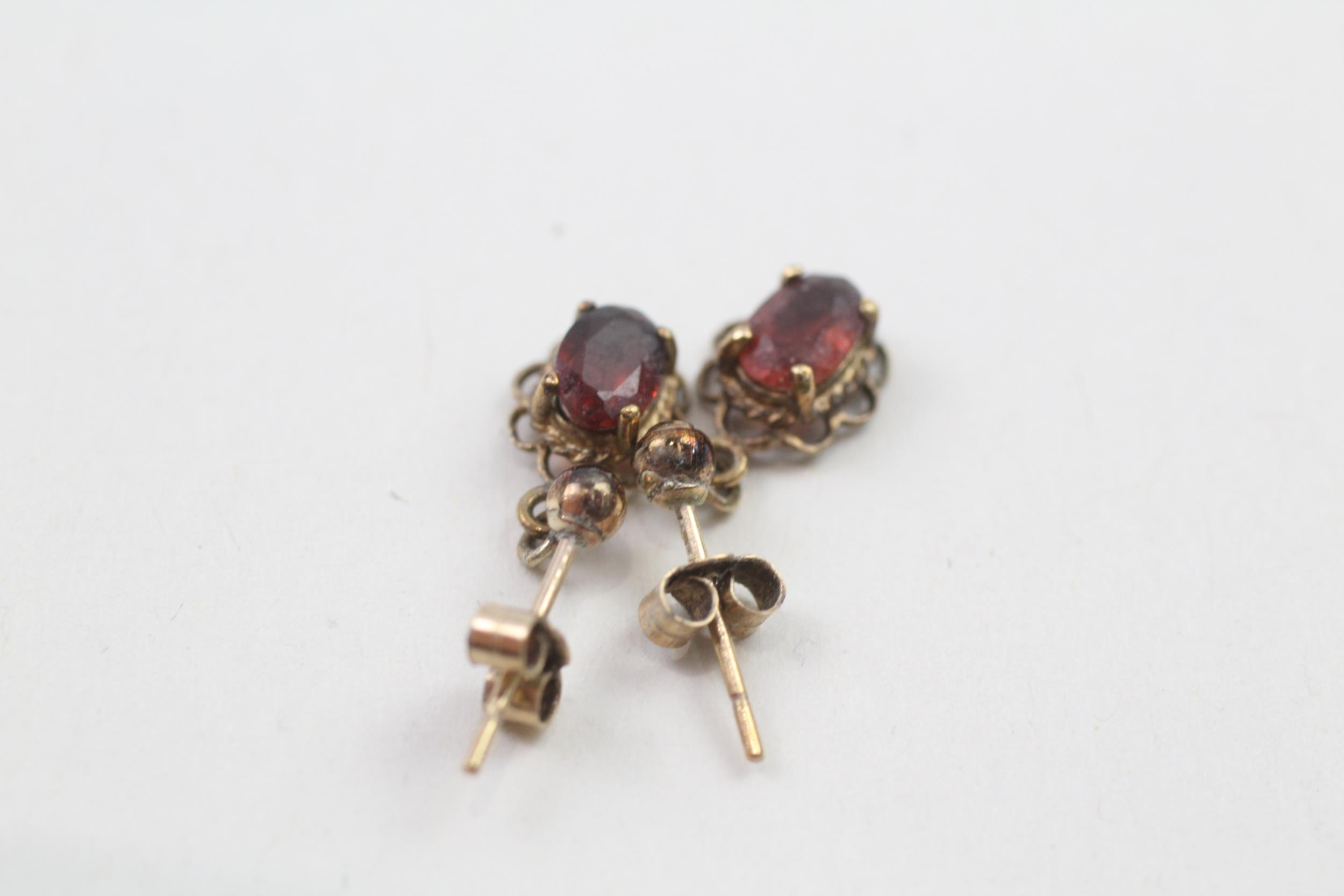 9ct gold oval cut garnet drop earrings (1.1g) - Image 3 of 4