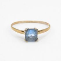 9ct gold square cut blue quartz solitaire ring, claw set (1.3g) Size V