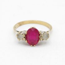 9ct gold synthetic ruby & spinel three stone ring (2.2g) Size O