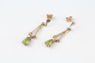 9ct gold vintage pear cut peridot drop earrings with scroll backs (1.2g)