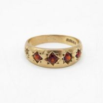 9ct gold garnet five stone ring - as seen (2.7g) Size P