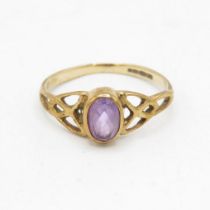 9ct gold oval cut amethyst single stone ring with openwork shank (1.2g) MISHAPEN - AS SEEN Size I