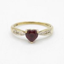 9ct gold heart cut garnet & diamond ring (1.4g) Size L